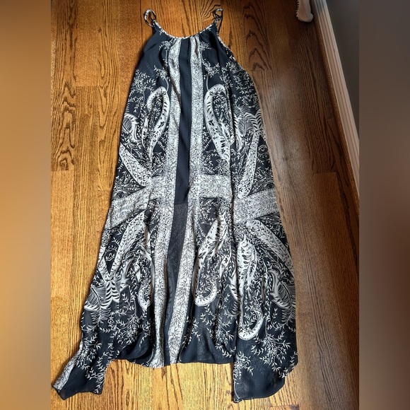 Express Black and White Maxi Dress - Picture 3 of 3